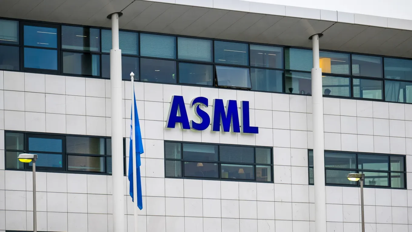Конфликт между США и Китаем в сфере ИИ заставляет ASML балансировать между бизнесом и политикой.