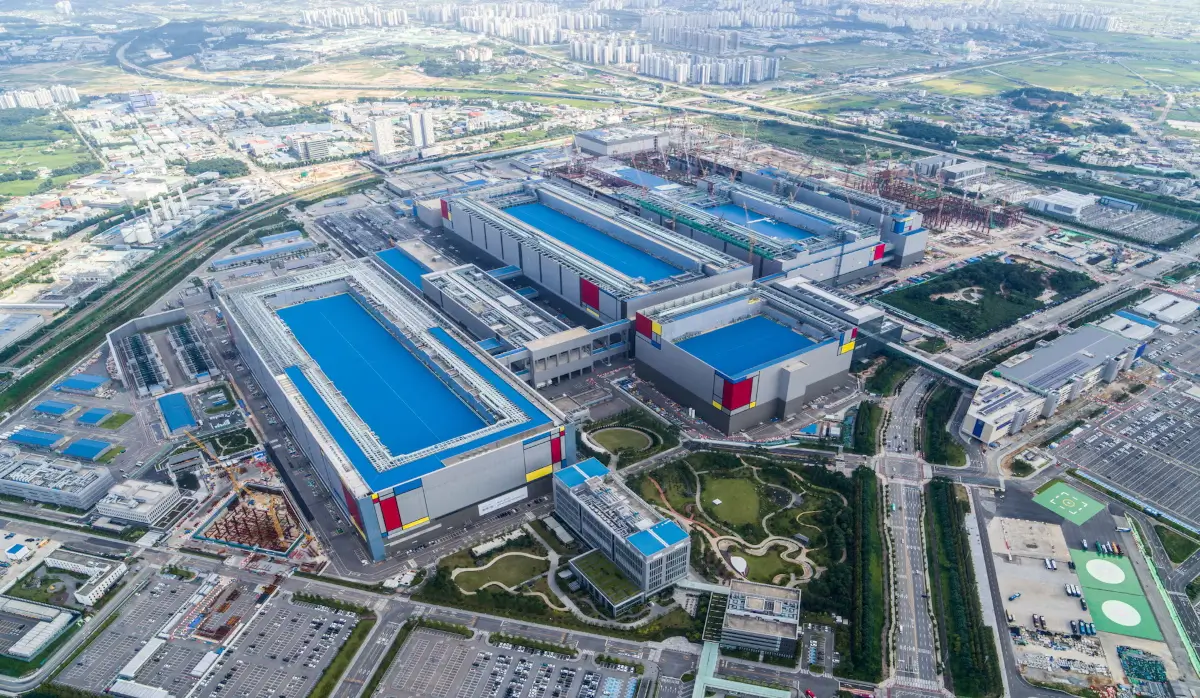 Samsung Electronics и SK Group заключили сделки на сумму 950 млрд долларов в рамках саммита по искусственному интеллекту.