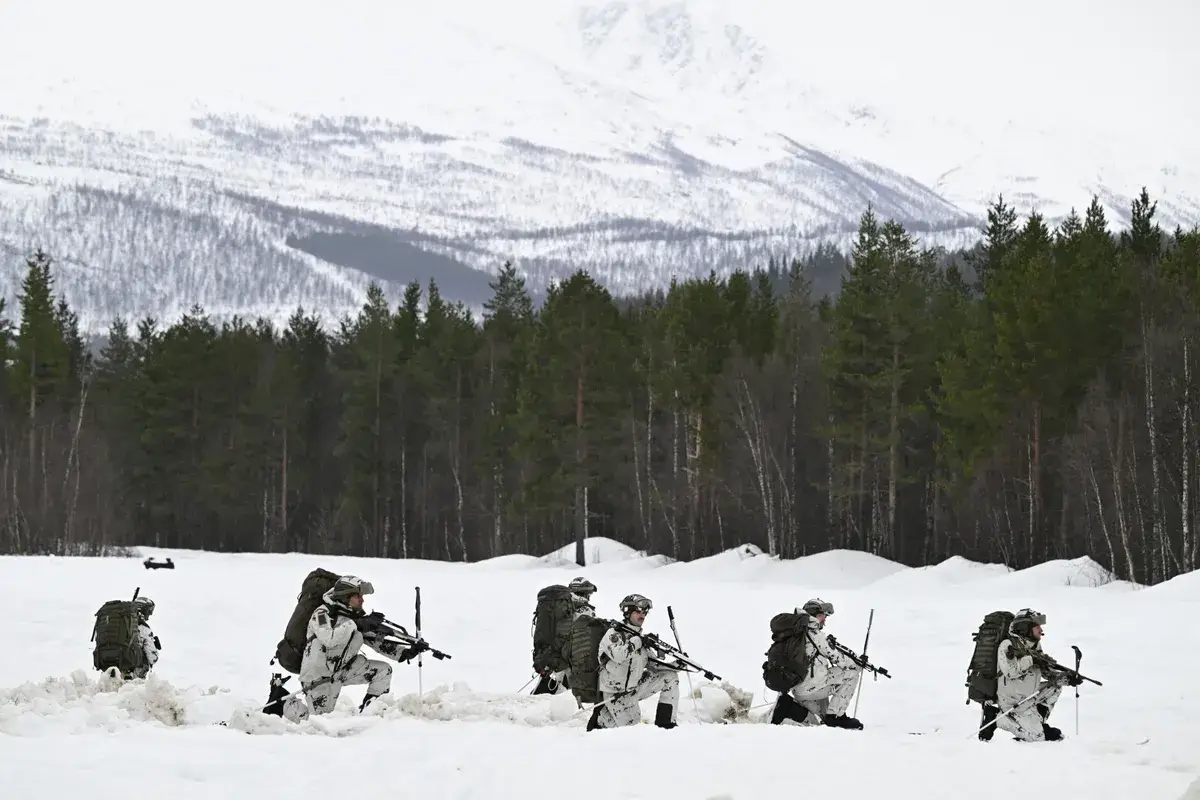 Немецкие горные войска во время военных учений НАТО «Cold Response» на авиабазе Бардуфосс в Норвегии в марте.