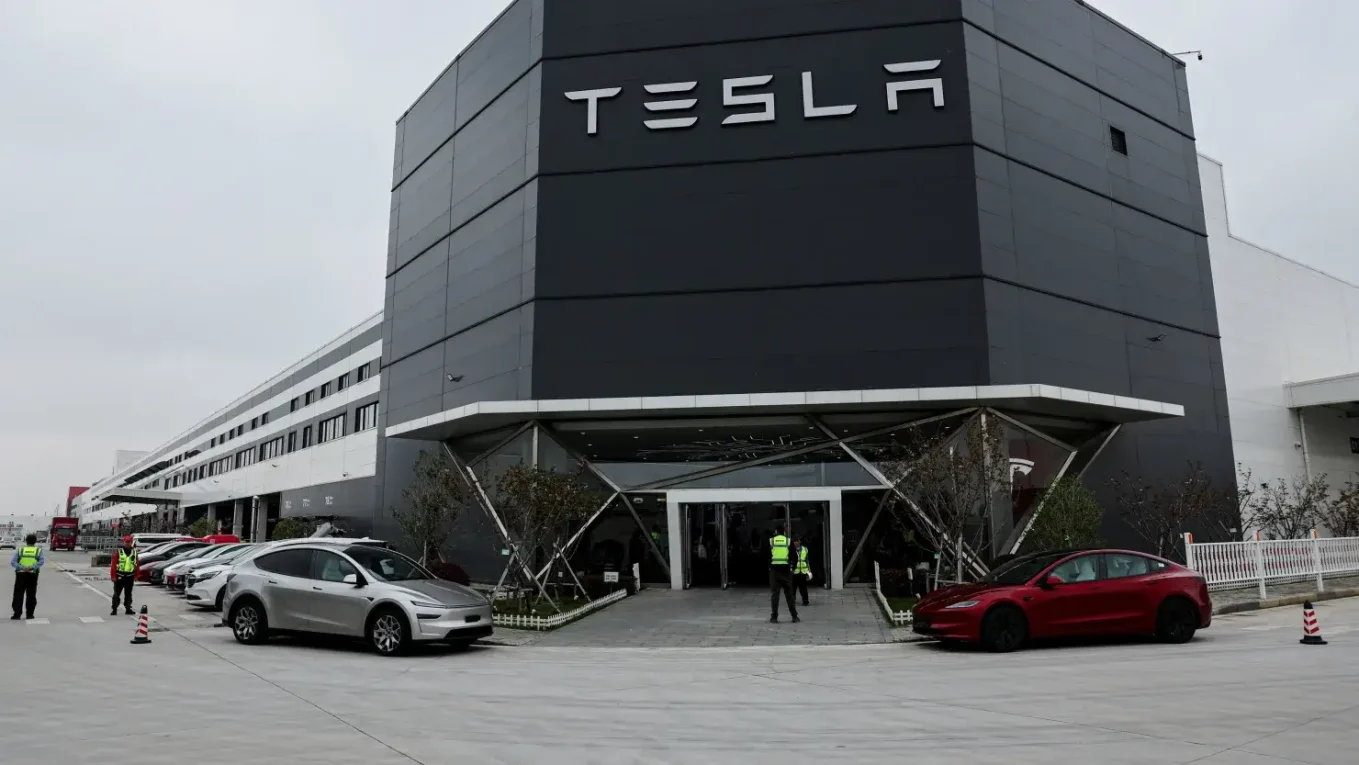 Tesla и другие компании начали рекордный отзыв электромобилей в Китае.