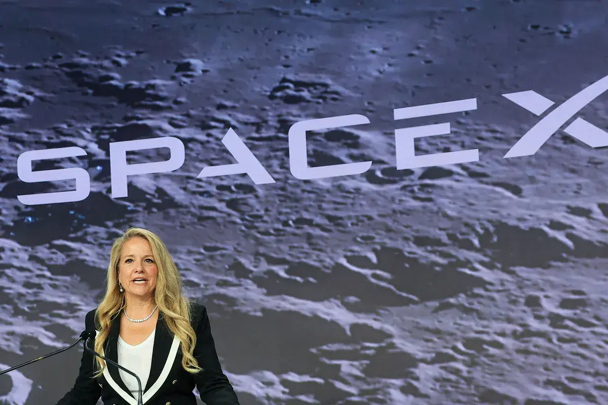 Шотвелл на Nasdaq MarketSite в Нью-Йорке перед первичным размещением акций SpaceX в июне.