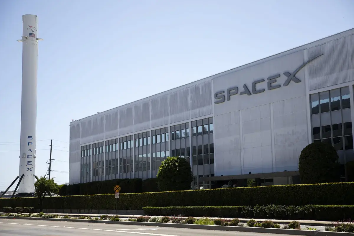 Объект SpaceX в Хоторне, Калифорния.